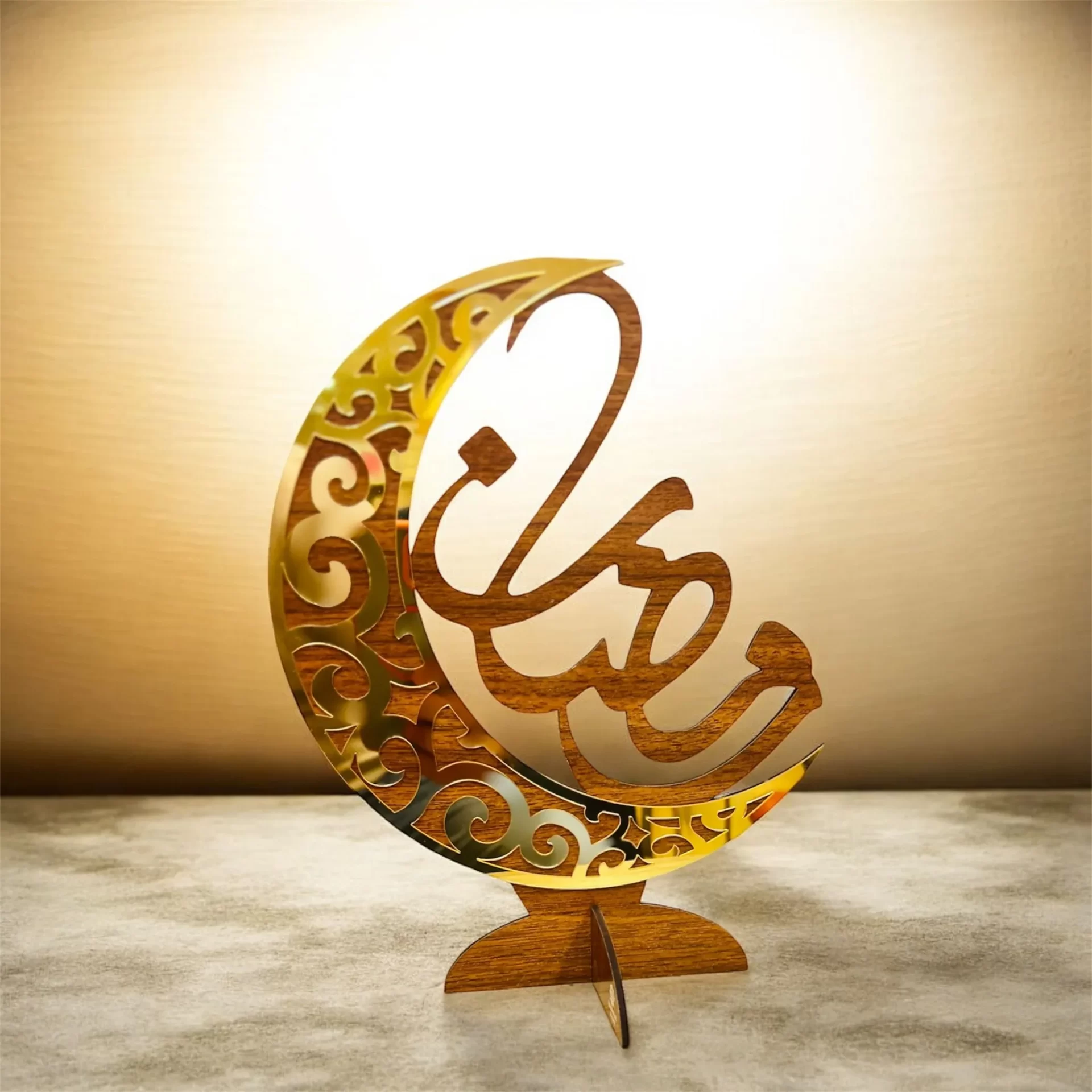 Ramadan-puinen koriste, jossa kultainen kehys ja sana Ramadan kaiverrettu 26 cm korkea