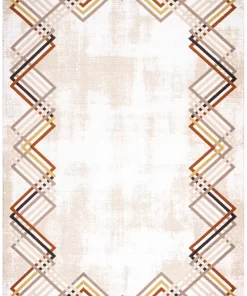 Teppe med lyst, slitt-inspirert midtfelt og geometrisk mønster i varme toner langs kanten.